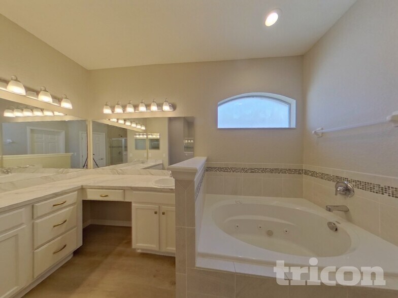 Building Photo - 6715 Castle Green Pl