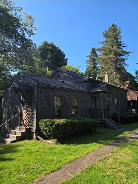Building Photo - 1872 Blossom Rd