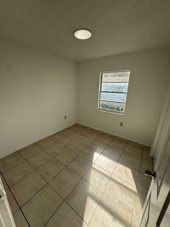 Building Photo - Highland St