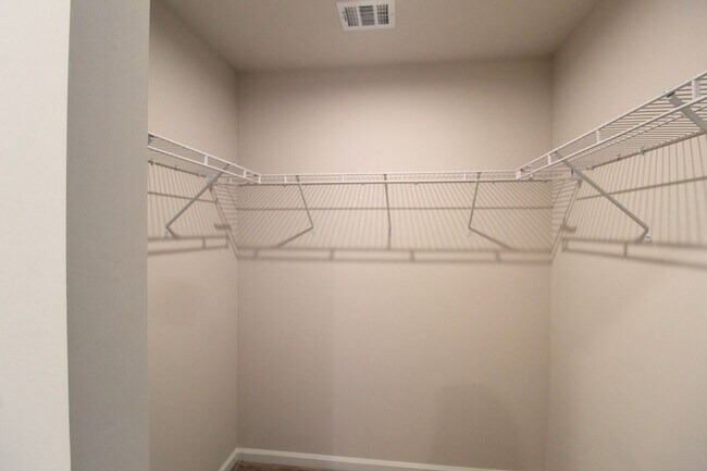 Building Photo - Townhome with a large fenced in yard for rent!