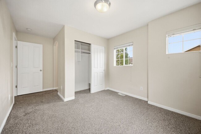 Building Photo - Spacious South Ogden Townhome w/ Garage