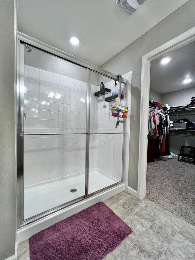 Building Photo - 4 Bed 3 Bath Available August 1st in Windsor!!!