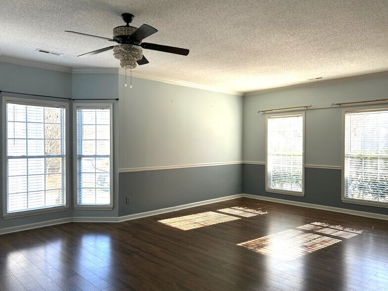 Dining nook in living room - 4505 Garden Club St