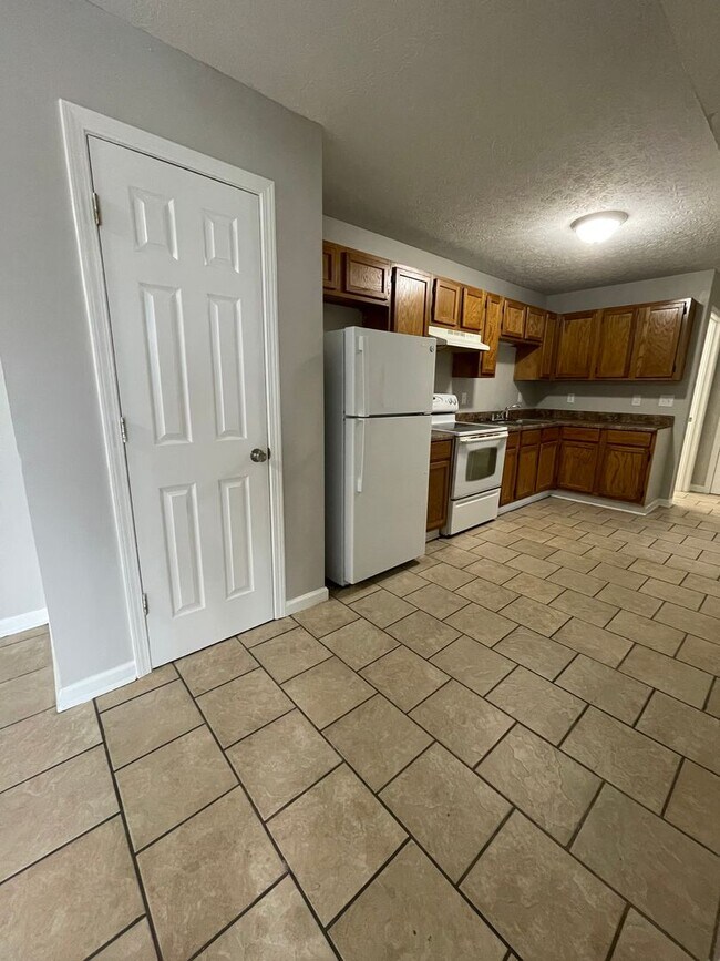 Building Photo - City Walk Apartments!