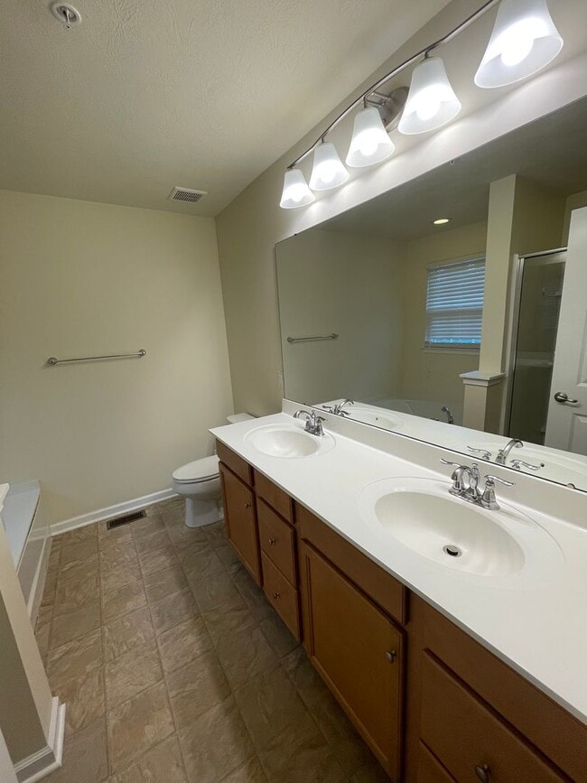 Building Photo - Gorgeous 3 BD/ 2.5 BA Townhouse Available ...