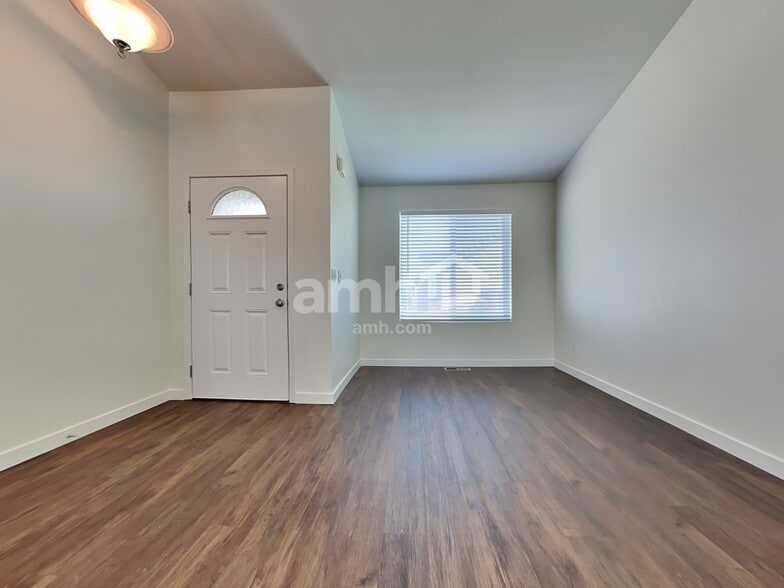 Building Photo - 16615 Greenleaf Ave SE