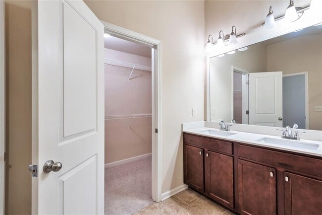 Building Photo - 2755 Maple Park Pl