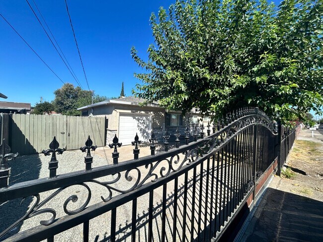 Building Photo - 3 Bedroom/1 Full Remodeled Bath Stockton Ca