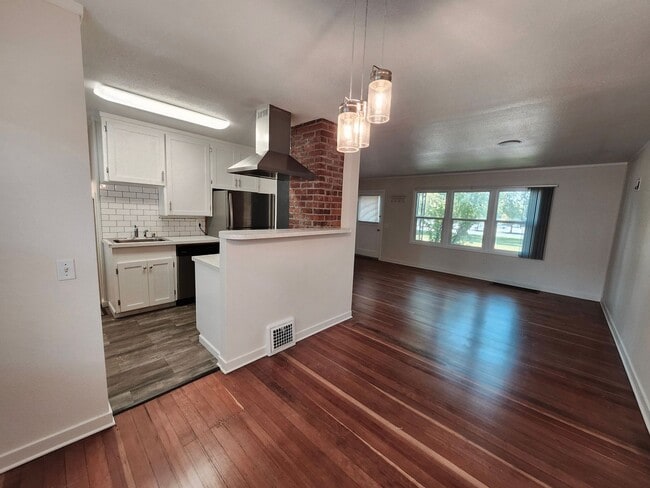 Building Photo - Location, Location - 2 blocks from Columbi...