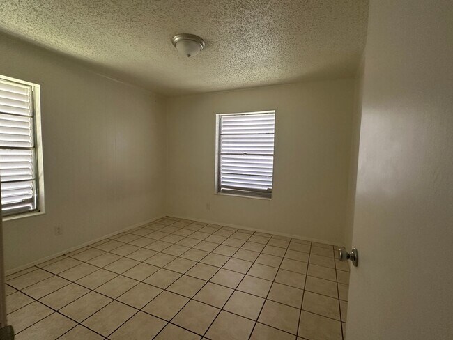 Building Photo - Ready for move in