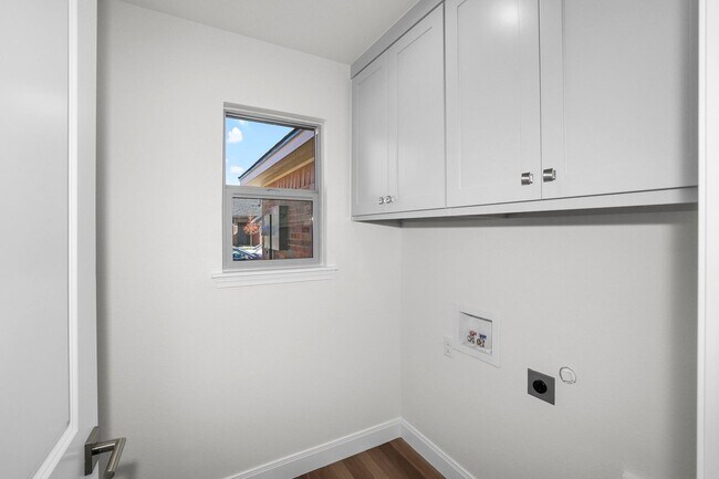 Building Photo - 7622 Woodford Ave