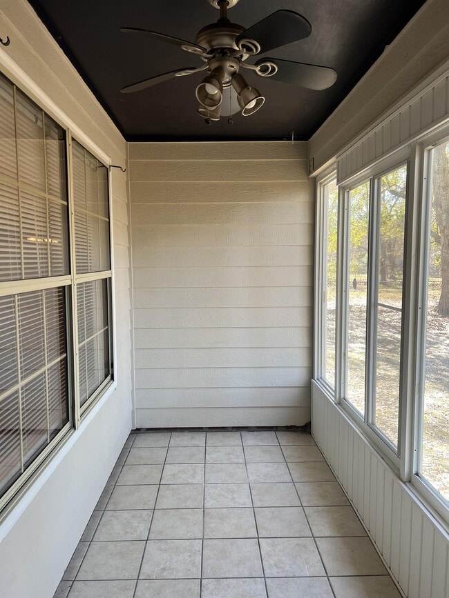 Building Photo - 934 Pineland Ave