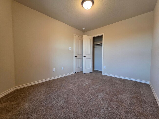 Building Photo - 6838 Lakeview Dr.