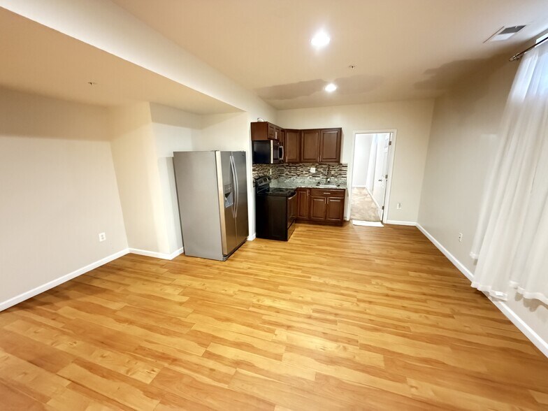 Building Photo - 1501 Fallsgrove Ln