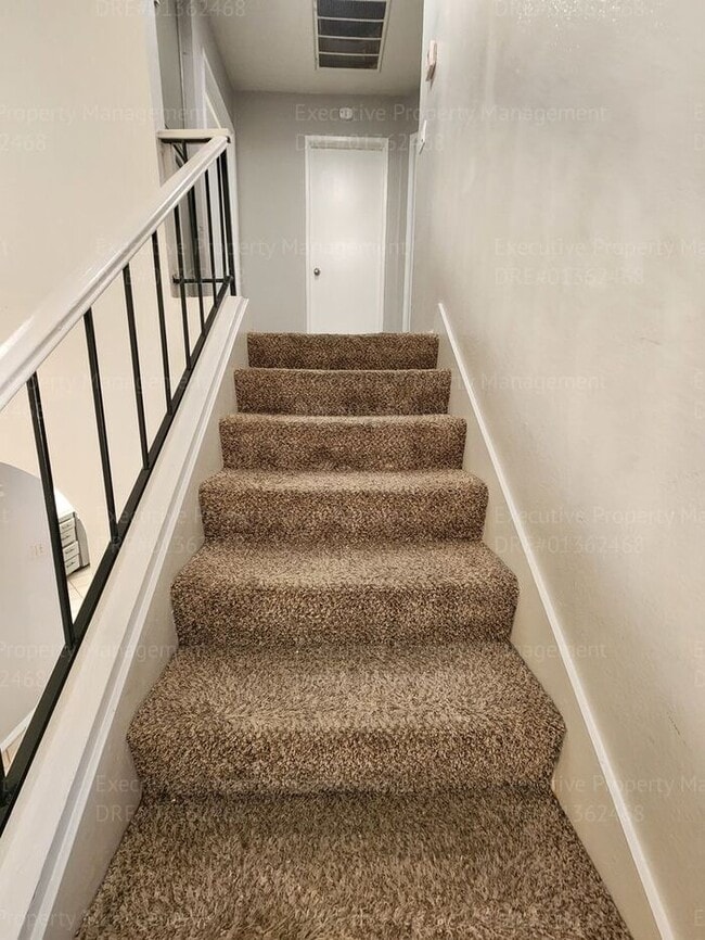 Building Photo - Charming 3 bedrooms/ 2.5 bathroom home.