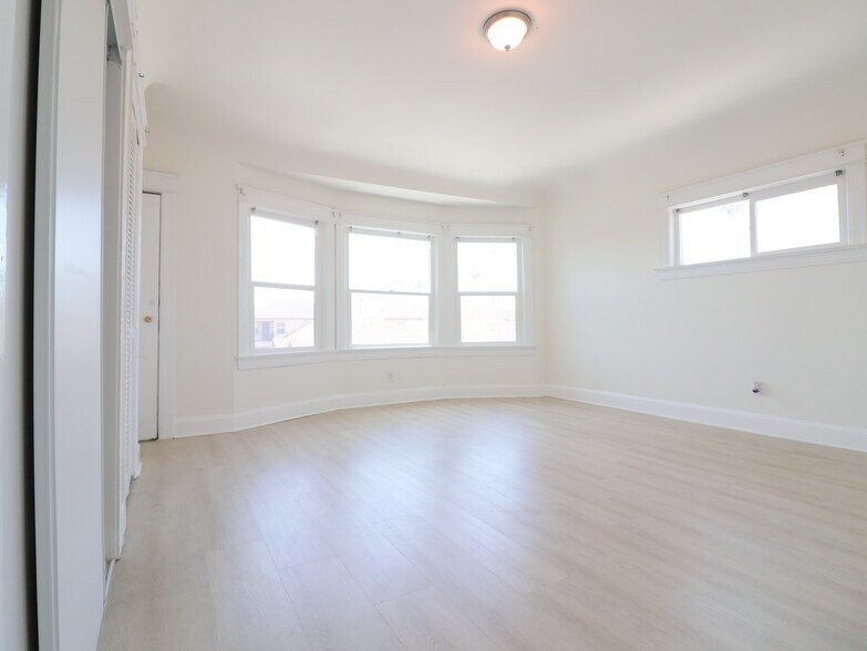 Building Photo - 441 W 79th St
