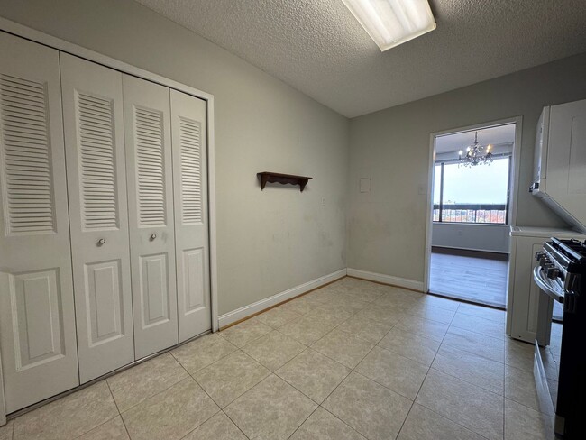 Building Photo - Bright and Spacious 1 Bed 1 Bath Condo With Balcony In Desired Skyline Plaza