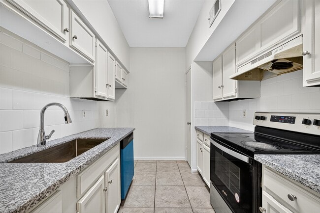 Building Photo - 7395 Regency Square Ct