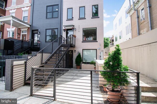 Building Photo - 2515 Ontario Rd NW