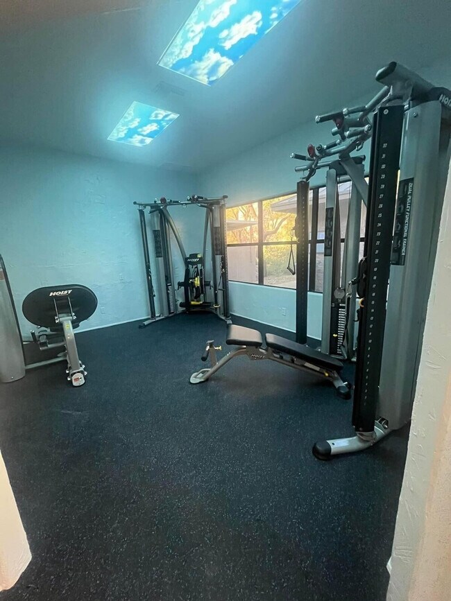 Building Photo - 6655 N Canyon Crest Dr