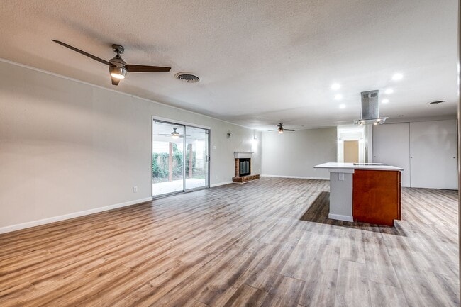 Building Photo - 511 E Hathaway Dr