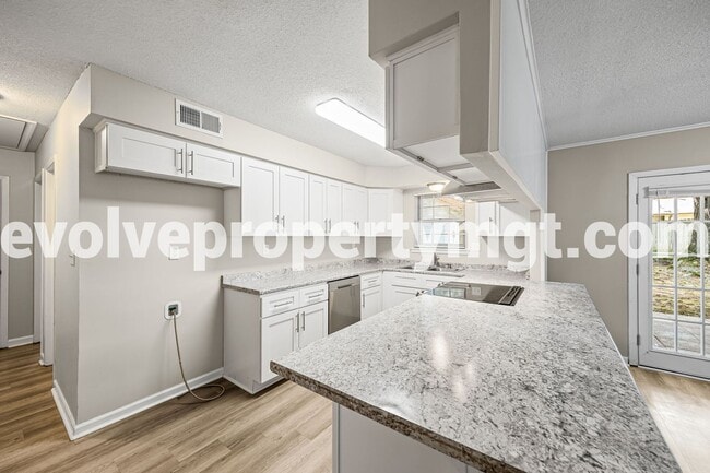 Building Photo - Charming Collierville home in PRIME location!