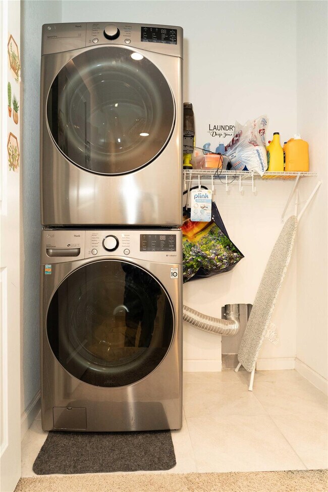 Building Photo - 1176 SW 7th Ct