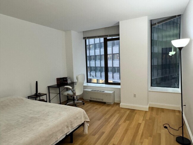 Building Photo - 10 Hanover Square