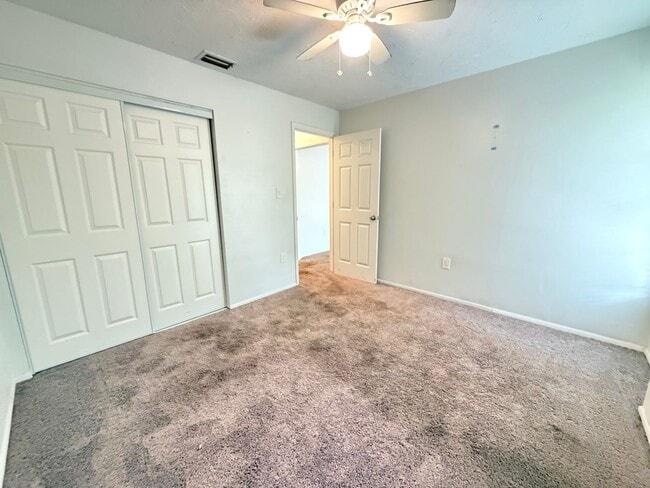 Building Photo - Available Now! 2 Bed, 1 Bath Duplex