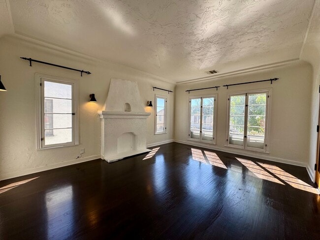 Building Photo - Gorgeous Remodeled Spanish 2+1.5 near the ...