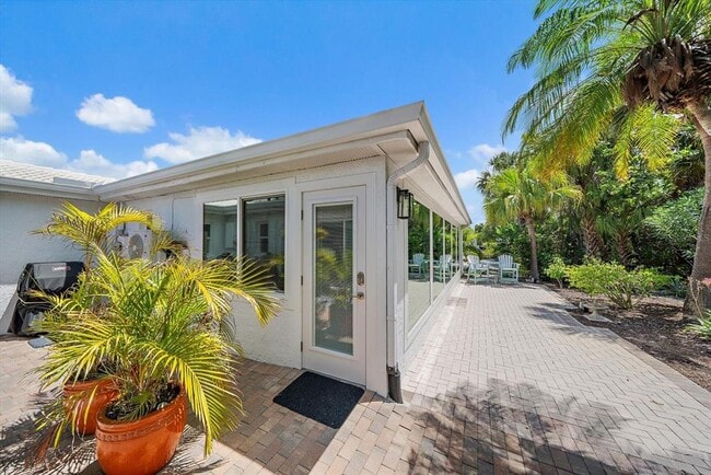 Building Photo - 706 Spanish Dr S