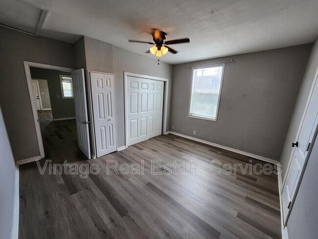 Building Photo - 2406 E Clark St