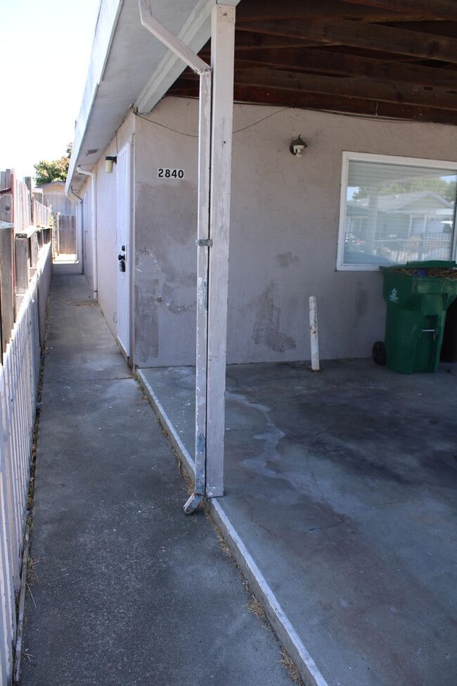 Building Photo - Three Bedroom, One Bathroom House in San Pablo with Laundry Room