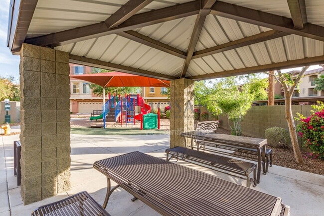 Building Photo - 900 S 94th St