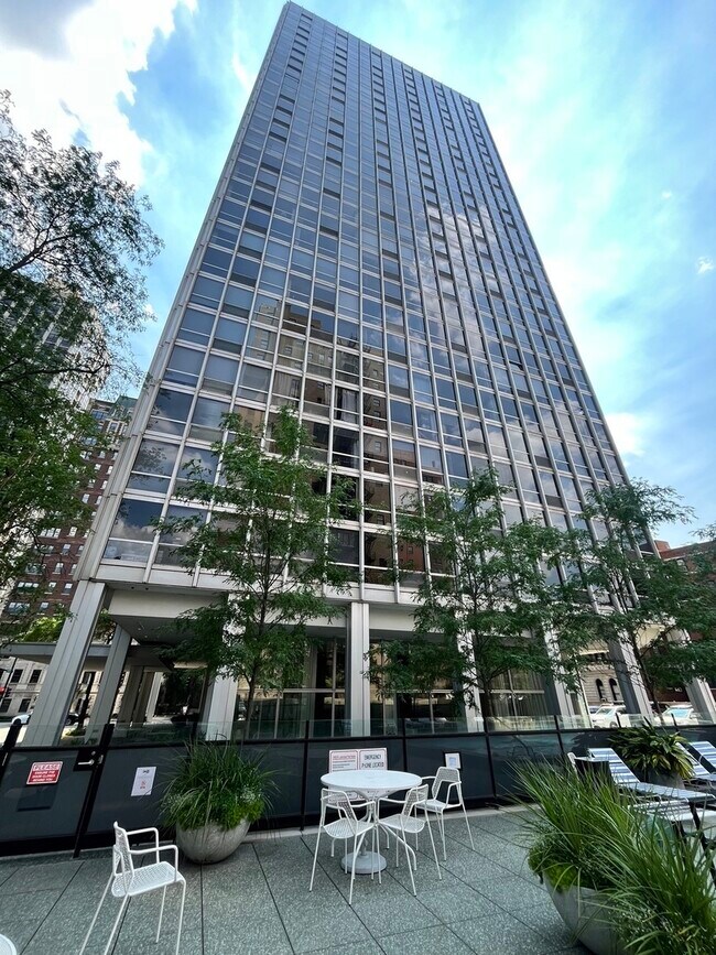 Building Photo - 2400 N Lakeview Ave