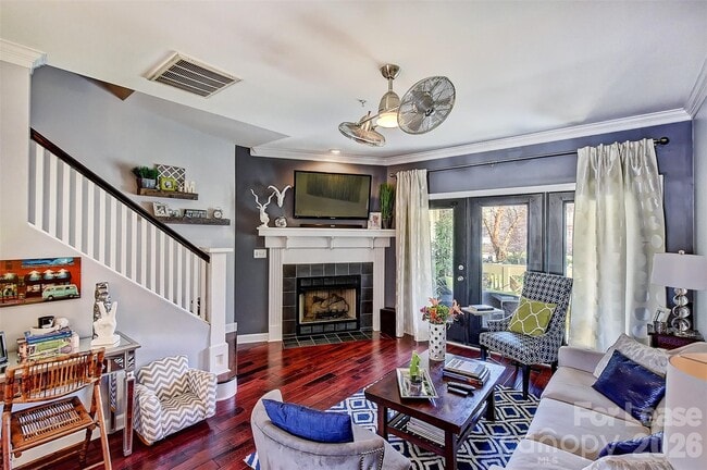 Building Photo - 343 W 7th St