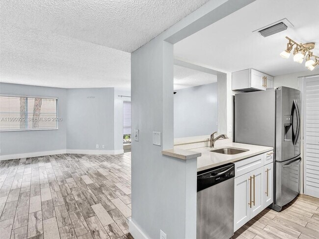 Building Photo - 9777 Westview Dr