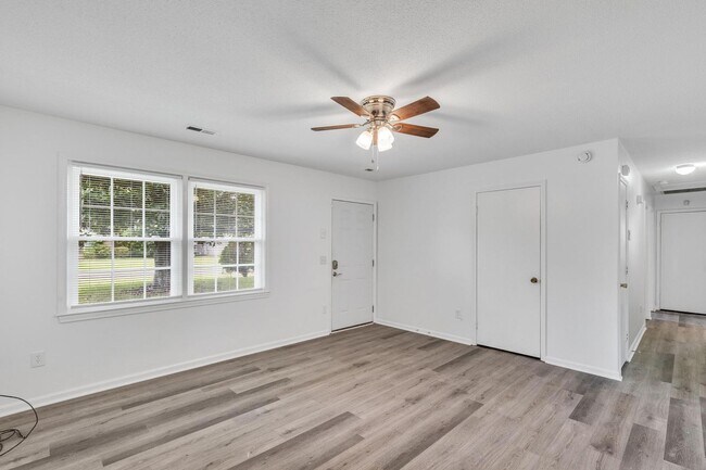 Building Photo - Castle Hayne Home for Rent!