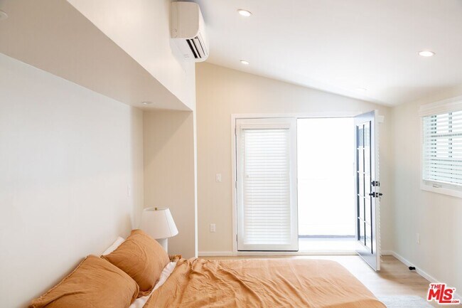 Building Photo - 1409 N De Longpre Ave