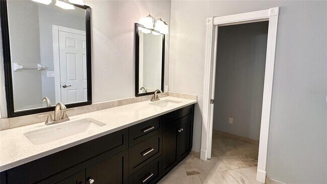 Building Photo - 806 Pine Shores Cir