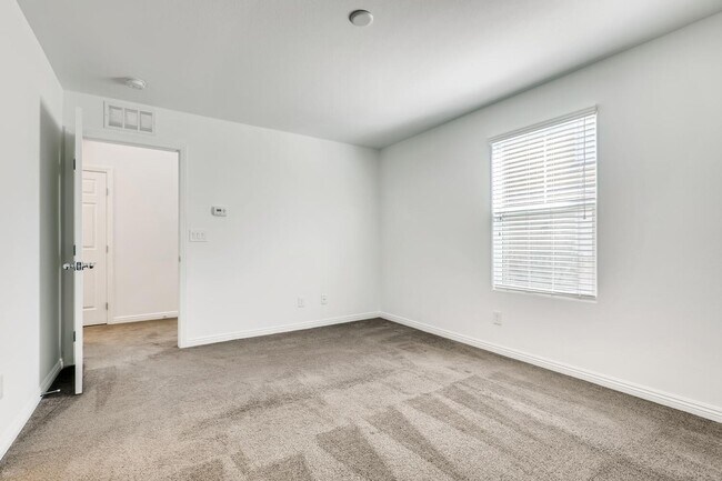 Building Photo - 3 Bedroom Townhouse in a Gated Northeast Community Near Nellis Air Force Base