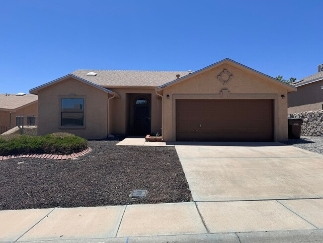 Building Photo - Welcome to your new home sweet home in the charming Los Colinas area!