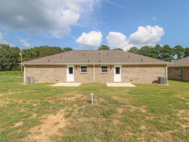 Building Photo - Great Quiet Duplex Location close to Athens!