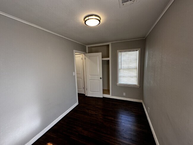 Building Photo - Charming 3-Bedroom Tulsa Home with Gleamin...