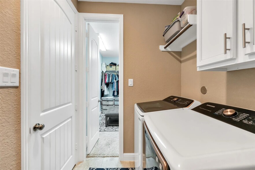 Laundryroom Off of Master and Living Room - 1027 Ginger Glade Ln