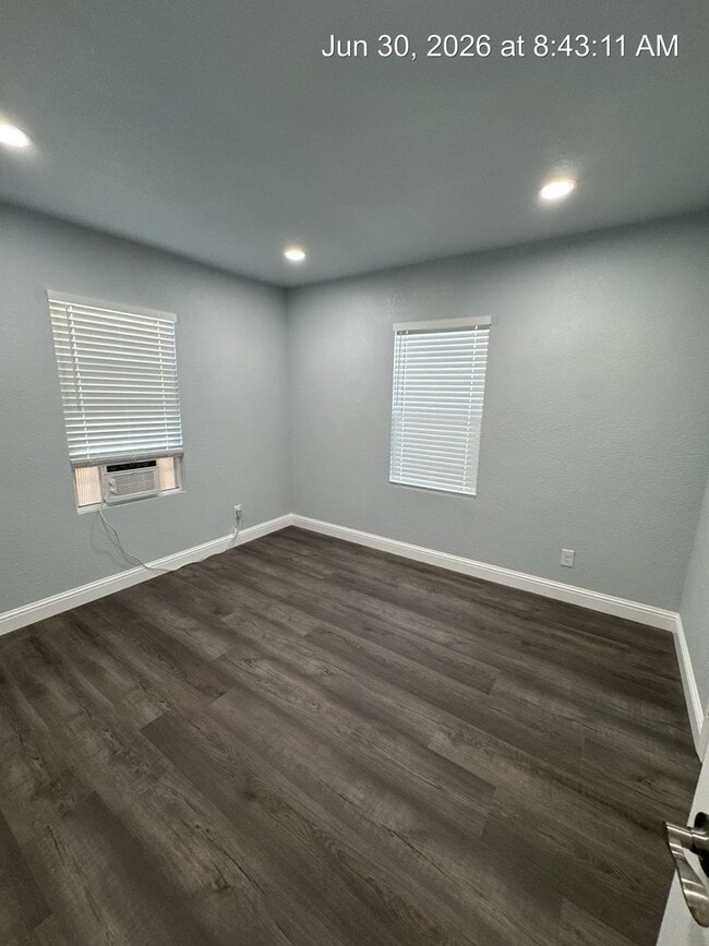 Building Photo - 2543