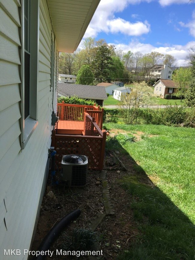 Building Photo - 3 br, 1 bath House - 1211 Stoutamire Drive