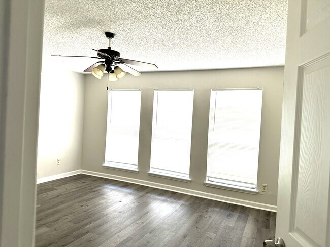 Building Photo - 4234 Willow Beach Dr