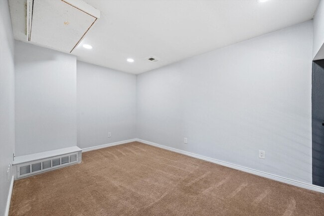 Building Photo - Bright & Spacious 2BR/2BA Townhome with Loft, Fireplace & Private Garage
