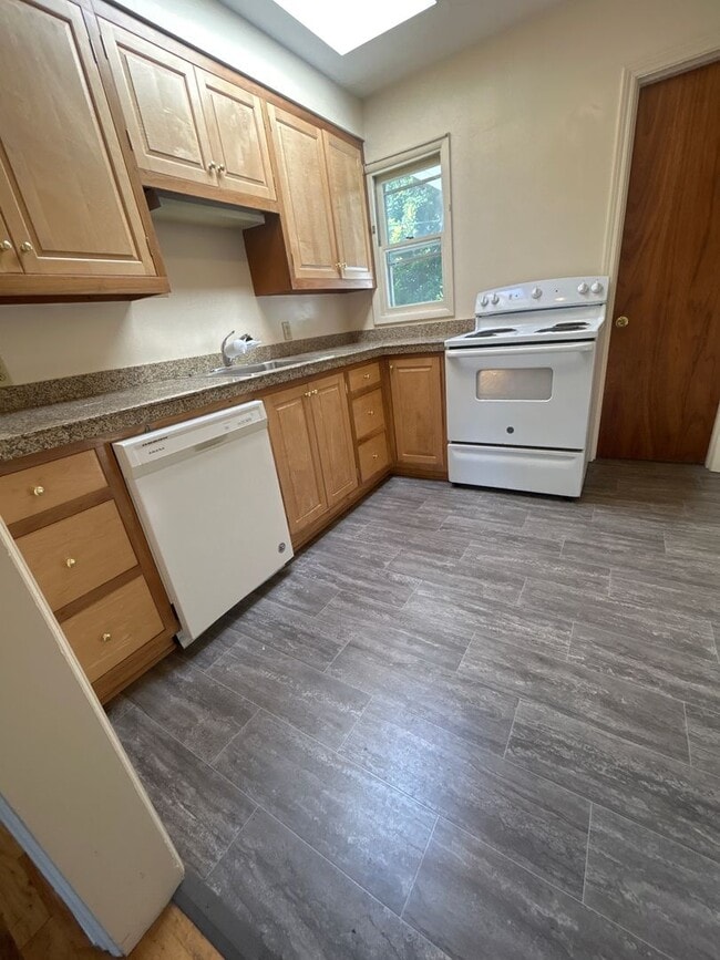 Building Photo - Spacious 2 Bedroom 1 Bath Duplex in Park-Like Setting - Pets Welcome